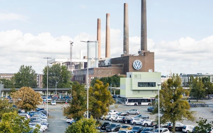 Việc đóng cửa nhà máy vào ngày 16/12 sẽ là lần đầu tiên trong lịch sử 88 năm của Volkswagen, hãng này phải ngừng hoạt động một dây chuyền sản xuất tại quê hương Đức. dong-2.jpg