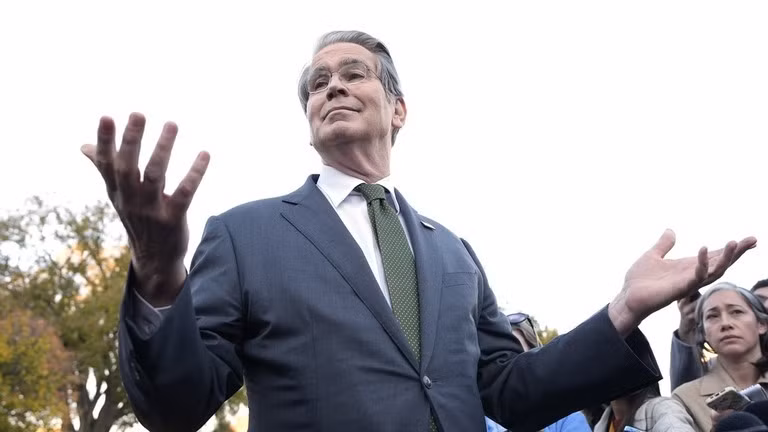 Ông nói rằng, các quốc gia EU "thực sự chậm trễ" trong vấn đề này, đồng thời nhắc lại cách các quan chức EU thông báo cho ông về kế hoạch áp đặt vòng trừng phạt chống Nga mới nhất. bttc-my.jpg