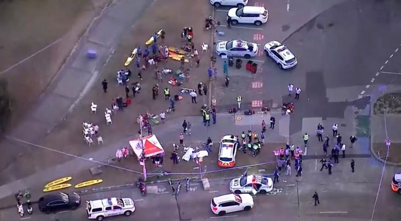 Người đàn ông này đã giằng lấy khẩu súng từ tay tên cầm súng, khiến hắn buộc phải rút lui về phía đồng phạm. xa-7.jpg