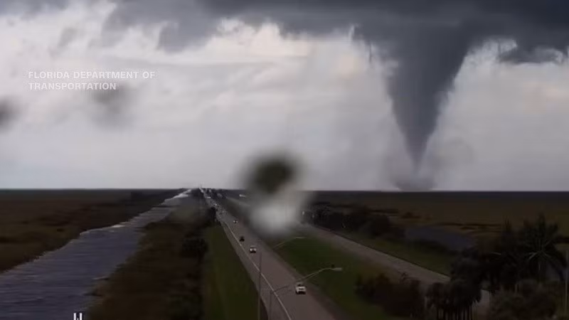 "Tôi rất khó để đứng vững. Ngay cả khi được che chắn bởi một số tòa nhà bê tông cực cao, tôi vẫn bị đánh đập như thể tôi là một vật rất nhẹ trên đường phố Bradenton", người săn bão Ben McMillan nói với CNN. nc-ngap-7-9309.jpg