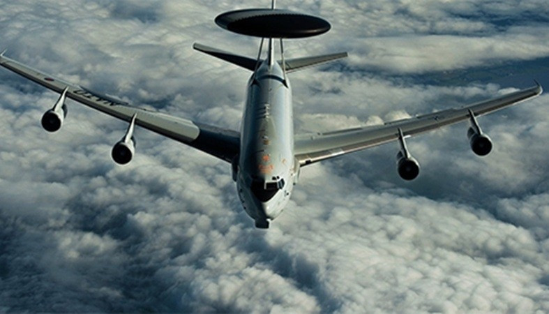 Ngoài ra, GlobalEye còn được trang bị hàng loạt các hệ thống tác chiến điện tử, cảm biến hiện đại cho phép phát hiện mục tiêu trên không, trên biển và trên đất liền ở khoảng cách lớn. may-bay-8.jpg