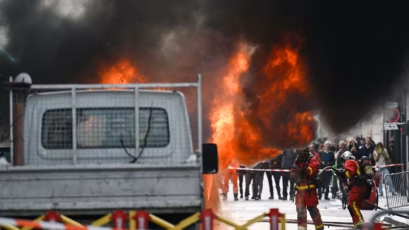 Theo cảnh sát, chiếc xe, thuộc sở hữu của một công ty chiếu sáng công cộng, chứa các bình gas, ban đầu làm dấy lên lo ngại về quy mô của một vụ nổ. no-1.jpg