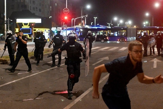 Các cuộc biểu tình bắt nguồn từ thảm kịch ngày 1/11/2024, khi một mái che bê tông tại nhà ga xe lửa Novi Sad mới được cải tạo đổ sập, khiến 16 người thiệt mạng. bieu-t3.jpg