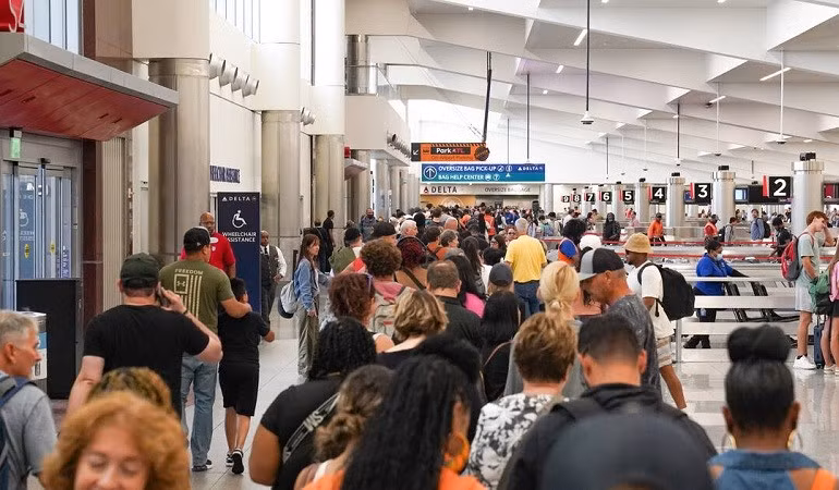 Cagle đến từ Cartersville, cách Atlanta khoảng một giờ, và một thành viên trong gia đình sau đó đã lái xe đến sở cảnh sát và cảnh báo chính quyền rằng, anh ta có vũ trang và đang trên đường đến sân bay. ngan-8.jpg