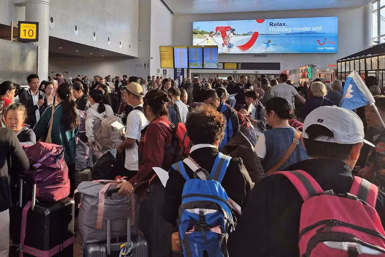 Theo CNN, chỉ vài phút sau khi nhận được báo cáo về một người đàn ông đe dọa xả súng tại sân bay đông đúc nhất thế giới, cảnh sát Atlanta, Myesha Banks, đã phát hiện ra một người đàn ông khả nghi trong đám đông. ngan-3.jpg