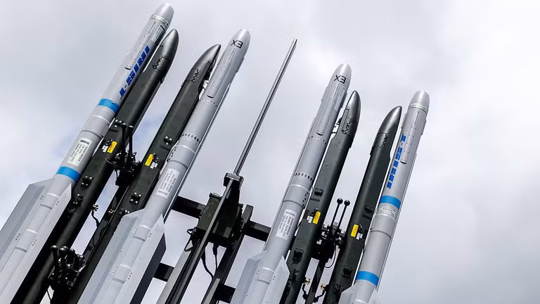 Theo Politico trích dẫn tài liệu nội bộ chính phủ, các tài liệu được cho là nêu chi tiết kế hoạch cho dự án vũ khí, trang thiết bị mới trên toàn lực lượng lục quân, không quân, hải quân, không gian vũ trụ và mạng của quân đội. duc-1.jpg