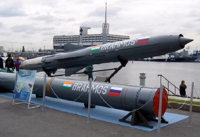 “Một thỏa thuận liên chính phủ đồng nghĩa với việc tên lửa này chỉ có thể được xuất khẩu sang các quốc gia ‘thân thiện’ được cả Moscow và New Delhi chấp nhận”, ông Rane cho hay. ten-lua-7.jpg