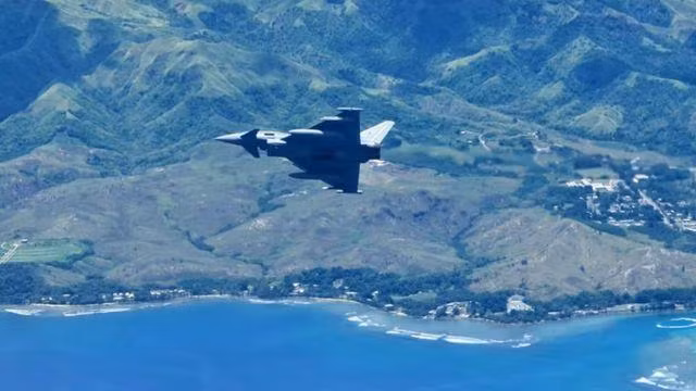 Ba máy bay Eurofighter của Đức vừa đến đảo Guam cùng với 5 máy bay Eurofighter khác được triển khai trước đó, 4 máy bay Tây Ban Nha, 4 máy bay Rafale của Pháp, và 4 trực thăng hạng nhẹ của Đức sẽ tham gia cuộc tập trận đa quốc gia “Người bảo vệ Bắc Cực” do Berlin dẫn đầu để huấn luyện theo tiêu chuẩn của NATO. 1.jpg