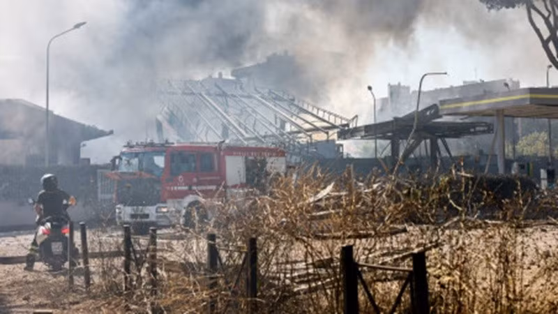 Các bức ảnh và cảnh quay từ hiện trường cho thấy cảnh tàn phá lan rộng sau vụ nổ, bao gồm cả xe cộ và tòa nhà bị cháy rụi. Các dịch vụ khẩn cấp vẫn đang tiếp tục làm việc tại hiện trường. xang-6.jpg