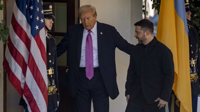 Khi được hỏi về quan điểm của ông Zelensky về tình hình này, ông Trump cho biết, nhà lãnh đạo Ukraine "sẽ phải chấp nhận một điều gì đó". tt-my-va-ze.jpg