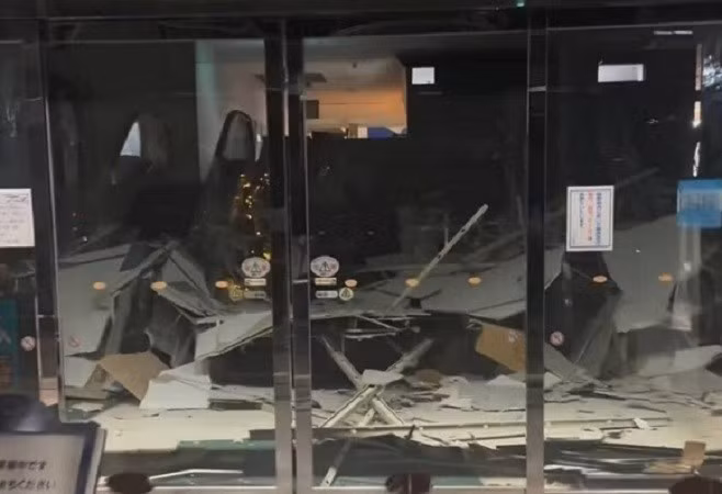 Một cơn sóng thần cao tới 70 cm đã tràn vào các cảng ở tỉnh Iwate và Hokkaido, sau đó cảnh báo đã bị hủy bỏ. Hơn mười dư chấn tiếp theo xảy ra trong đêm, làm gia tăng lo ngại. dong-dat-4.jpg