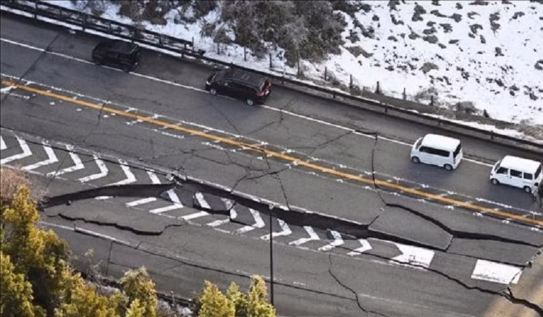 Trận động đất xảy ra lúc 23 giờ 15 phút (giờ địa phương) ngày 8/12, có tâm chấn ngoài khơi bờ biển phía đông tỉnh Aomori, phía nam Hokkaido. dong-dat-1.jpg