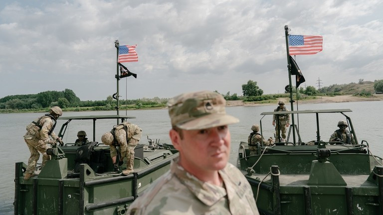 “Các thành viên NATO châu Âu đã được thông báo rằng, Mỹ sẽ tập trung vào khu vực Ấn Độ Dương - Thái Bình Dương”, Bộ trưởng Quốc phòng Romania Ionut Mosteanu cho biết trong buổi họp báo hôm 29/10. my-1.jpg