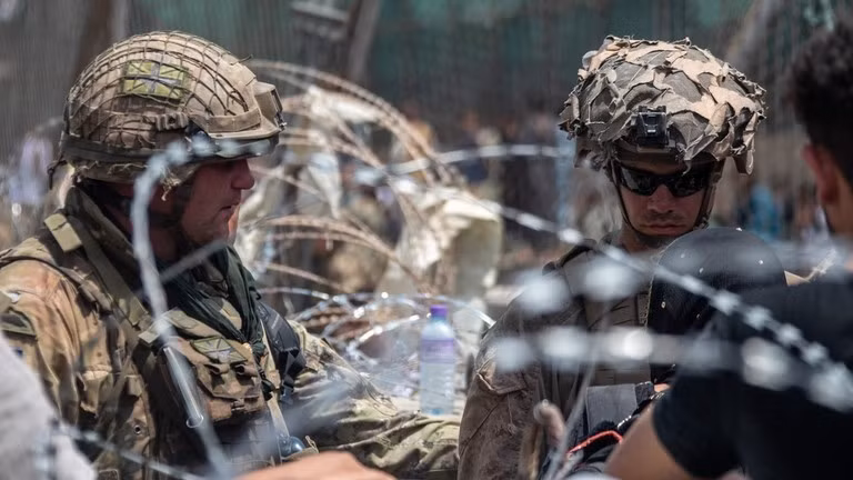 BBC mới đây tiết lộ rằng, tên của hơn 100 quan chức Anh có trong dữ liệu bị rò rỉ, bao gồm các thành viên của MI6 và lực lượng đặc nhiệm. ro-ri-1.jpg