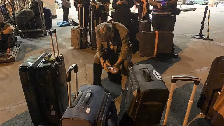 Điều này đã khiến London phải vội vã ban hành lệnh cấm thông tin về vụ việc và lập một kế hoạch tái định cư bí mật cho những người bị ảnh hưởng. ro-ri-7.jpg