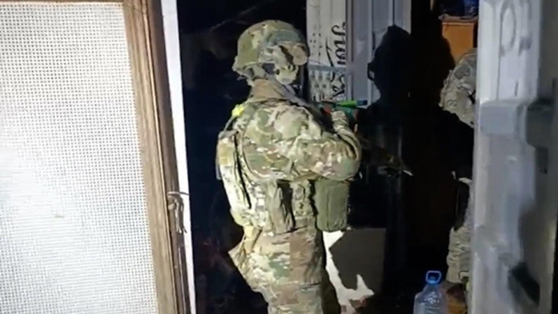 Các sĩ quan FSB đã bắt giữ tất cả nghi phạm trong giai đoạn chuẩn bị cuối cùng. Các bộ phận bom và thiết bị liên lạc đã bị thu giữ trong quá trình khám xét. giu-3.jpg