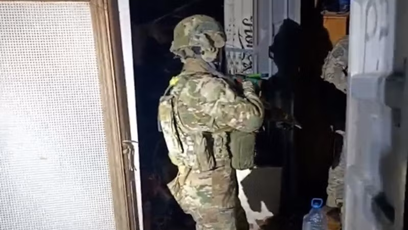 Các sĩ quan FSB đã bắt giữ tất cả nghi phạm trong giai đoạn chuẩn bị cuối cùng. Các bộ phận bom và thiết bị liên lạc đã bị thu giữ trong quá trình khám xét. giu-3.jpg