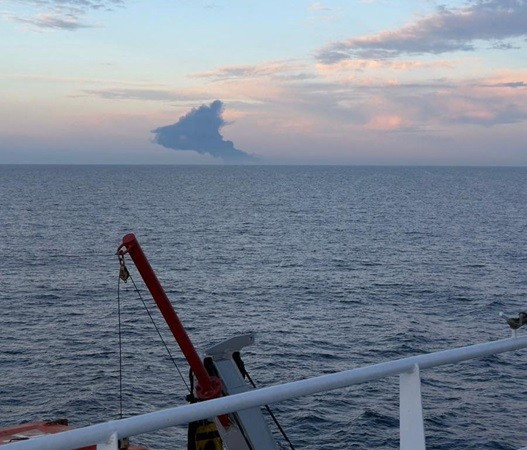 Truyền thông địa phương cho biết, con tàu đã thông báo rằng, nó bị UAV tấn công. Các tàu cứu hộ đã được triển khai để sơ tán thủy thủ đoàn 20 người của Virat. chay-5.jpg