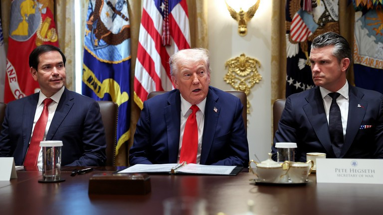 Báo cáo cho biết, tổng cộng có 6 quan chức cấp cao Mỹ, gồm Bộ trưởng Chiến tranh Pete Hegseth và Ngoại trưởng Marco Rubio hiện đang sống tại các căn cứ quân sự, tại các dinh thự dành riêng cho chỉ huy cấp cao. nha-1.jpg