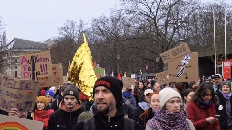 Luật này đã khơi mào một cuộc biểu tình ở Berlin, nơi người tổ chức Ronja Ruh lập luận rằng, "một khoản tiền khổng lồ đang được chi cho quân đội và vũ khí", trong khi các dịch vụ công cơ bản lại thiếu kinh phí. bieu-tinh-1.jpg