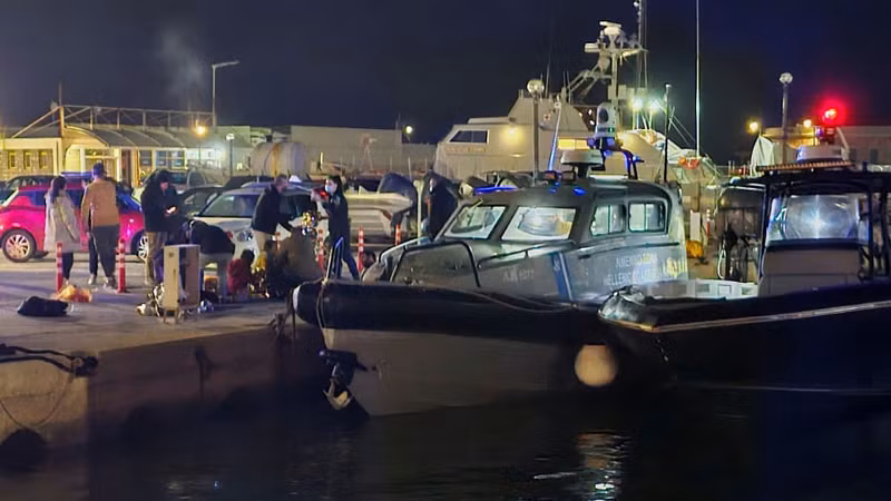 Lực lượng bảo vệ bờ biển cho biết, thi thể của 14 người - 11 nam và 3 nữ - đã được tìm thấy dưới nước, trong khi một trong những người phụ nữ bị thương sau đó đã tử vong tại bệnh viện. va-2.png