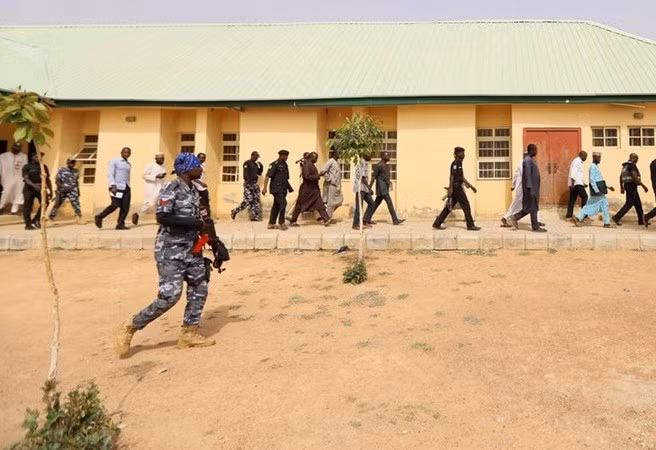 "Chúng tôi lên án mạnh mẽ vụ tấn công và bày tỏ mối quan ngại sâu sắc về sự an toàn của những đứa trẻ bị bắt cóc và gia đình các em. Công chúng hãy giữ bình tĩnh và tiếp tục cầu nguyện cho những người bị bắt cóc", giáo phận kêu gọi. bat-co-4.jpg