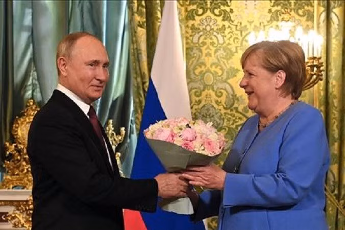 Theo bà Merkel, 4 năm trước, bà đã đề xuất một định dạng đàm phán mới giữa EU và Tổng thống Nga Putin, nhằm giảm căng thẳng và tìm kiếm giải pháp ngoại giao. Tuy nhiên, sáng kiến này đã vấp phải sự phản đối từ một số quốc gia. duc-2.jpg