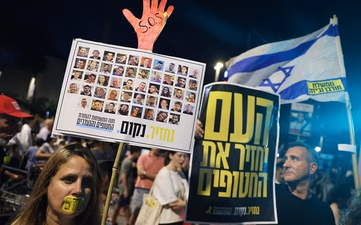 Người thân của những người bị bắt và binh lính đã hy sinh đang có kế hoạch kêu gọi các công ty tư nhân, tổ chức, công đoàn và dân thường tham gia vào cuộc tổng đình công trên toàn quốc. israel-3.jpg