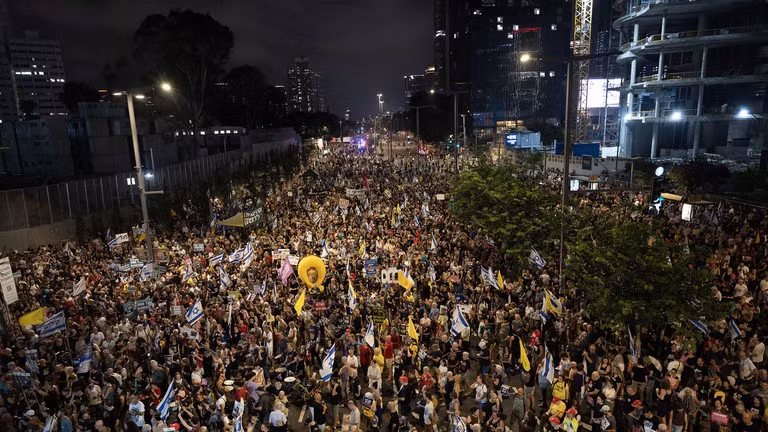 Đây là một trong những cuộc biểu tình lớn nhất từ trước đến nay phản đối cuộc chiến ở Gaza, bùng phát sau cuộc tấn công của lực lượng Hamas vào Israel vào tháng 10/2023. israel-1.jpg