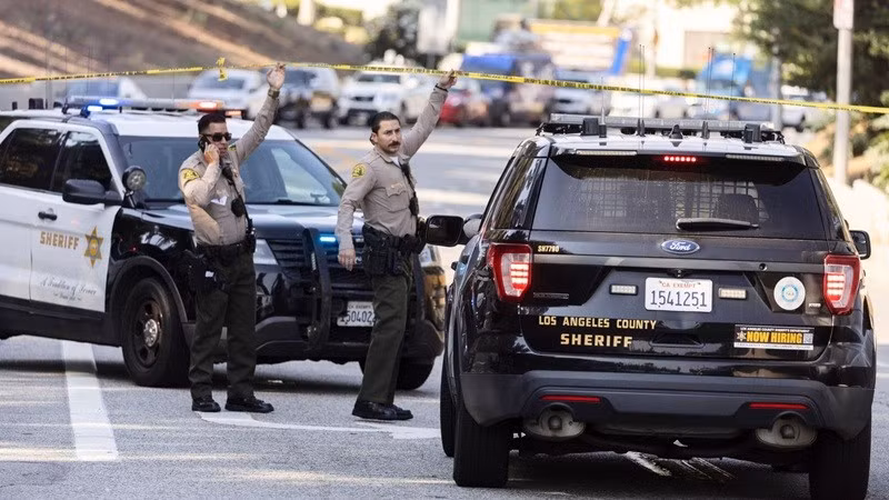 Sở Cứu hỏa Quận Los Angeles xác nhận với Fox News rằng, xe cứu thương đã được điều động đến hiện trường để xử lý các thương tích liên quan đến vụ nổ có thể xảy ra. no-2.jpg