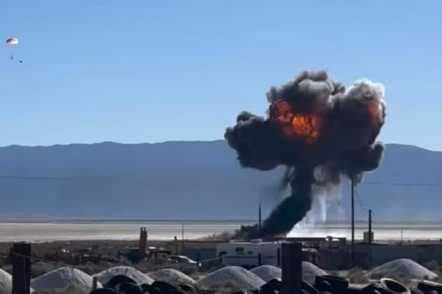 Chiến đấu cơ F-16C Fighting Falcon một chỗ ngồi, bị rơi cách Trona khoảng 24 km về phía đông bắc, tại khu dân cư thưa thớt của Sa mạc Mojave, thuộc Phi đội Thử nghiệm 412 tại Căn cứ Không quân Nellis ở Nevada. roi-1.jpg