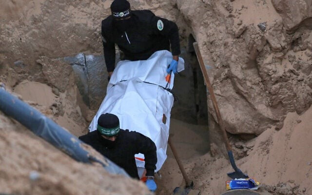 Ngay sau lệnh của Thủ tướng Netanyahu, Hamas cho biết, họ sẽ hoãn việc bàn giao thi thể của một con tin Israel khác đã chết "dự kiến diễn ra hôm nay, do những vi phạm từ Israel". thi-the.jpg