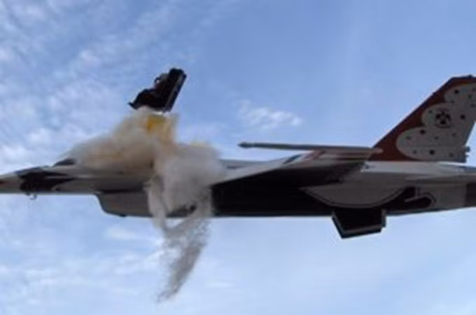 Vụ tai nạn xảy ra trong một chuyến bay huấn luyện theo lịch trình trên thao trường. Các mảnh vỡ của máy bay nằm rải rác trên diện tích khoảng 300 mét. roi-5.jpg