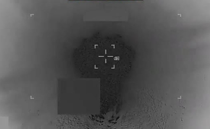 Lầu Năm Góc lưu ý, họ đã "ngay lập tức thông báo" cho Lực lượng Bảo vệ bờ biển Mỹ để tiến hành chiến dịch tìm kiếm và cứu hộ, nhưng số phận của những người bị mắc kẹt vẫn chưa rõ ràng. tau-7.jpg