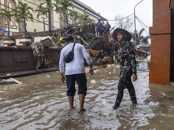 Người phát ngôn của BMKG sau đó cho biết: "Lượng mưa lớn này chịu ảnh hưởng của sóng khí quyển hoạt động, được gọi là Sóng Rossby". lu-6.jpg