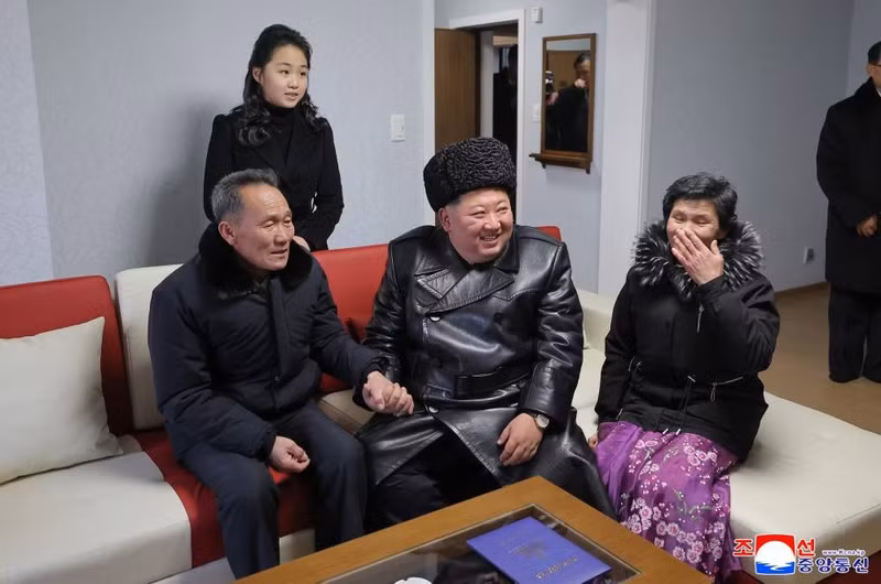 Lãnh đạo Triều Tiên gọi phố Saebel là "biểu tượng của thời đại anh hùng", và là niềm tự hào của cả nước. Tại buổi lễ, ông đã trao giấy chứng nhận quyền sở hữu căn hộ cho gia đình các liệt sĩ, sau đó là một buổi hòa nhạc. tt-5.jpg