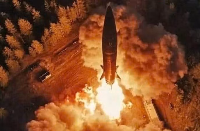 Tuy nhiên, các chuyên gia quân sự lưu ý rằng, sự xuất hiện của Oreshnik tại Belarus tự động biến Minsk thành mục tiêu ưu tiên cho các cuộc tấn công phủ đầu hoặc trả đũa của NATO trong trường hợp xung đột leo thang. trien-khai-4.jpg