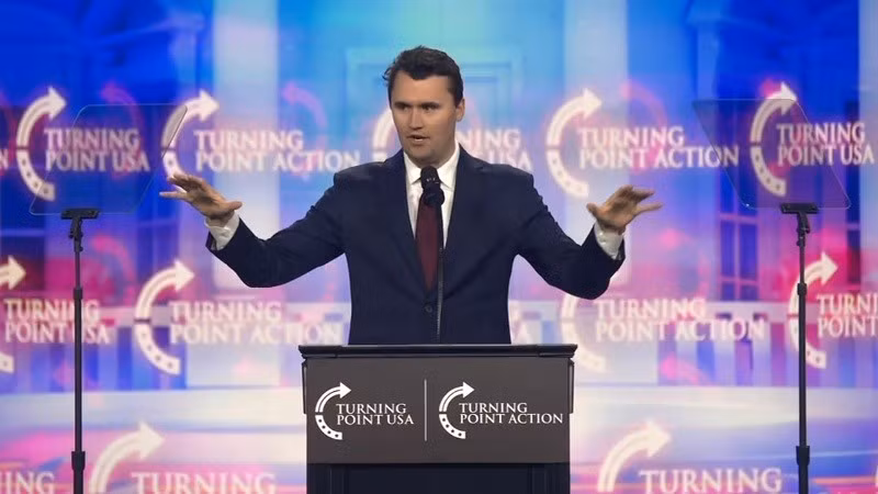 Charlie Kirk là người đồng sáng lập Turning Point USA và đã đi thăm các trường đại học, tranh luận với sinh viên về các vấn đề chính trị nóng bỏng bao gồm phá thai, nhập cư và luật súng đạn. kird-2.jpg