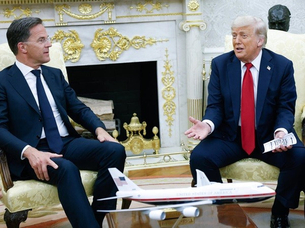 trump-va-thu-ky-nato.jpg
