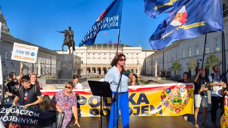 Đám đông vẫy cờ quốc gia, giơ cao biểu ngữ và áp phích phản chiến đã diễu hành về phía dinh tổng thống để bày tỏ sự bất bình trước sự can dự của Ba Lan vào cuộc xung đột Ukraine. bieu-tinh-1.jpg