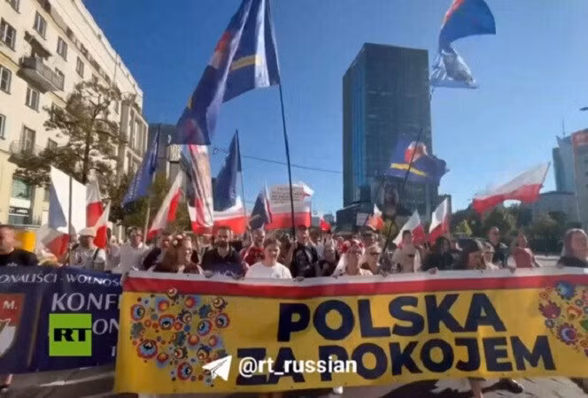 Những người biểu tình đặc biệt phản đối việc Warsaw viện trợ cho Kiev và những gì họ gọi là "tuyên truyền ủng hộ chiến tranh". bieu-tinh-4.jpg