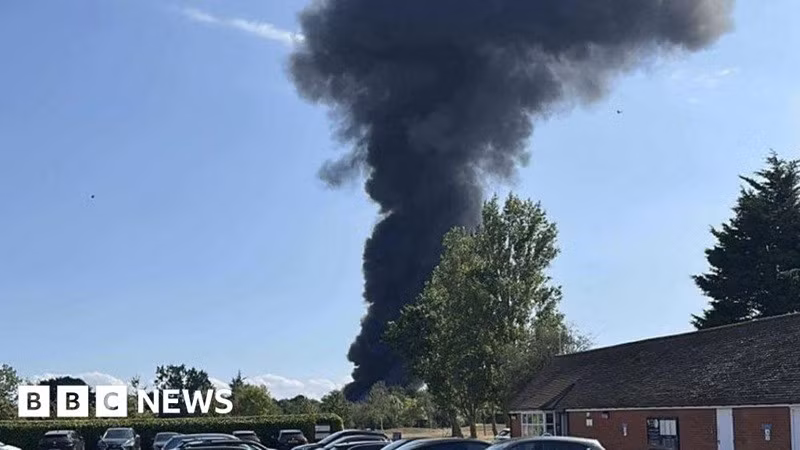 "Chúng tôi nhận được báo cáo về vụ va chạm liên quan đến một chiếc máy bay dài 12 mét vào khoảng 4 giờ chiều. Chúng tôi đang phối hợp với các dịch vụ khẩn cấp tại hiện trường", cảnh sát cho biết. roi-4.jpg