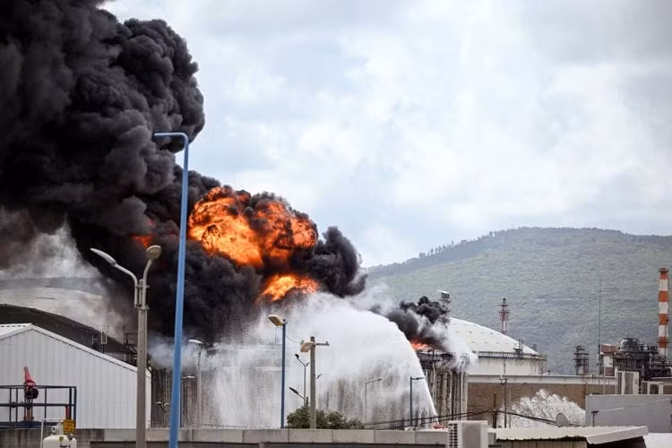 Tại Tabriz, mục tiêu là một nhà máy hóa dầu lớn, đóng vai trò quan trọng trong việc chế biến hydrocarbon và cung cấp nhiên liệu cho thị trường trong nước. iran-1.jpg