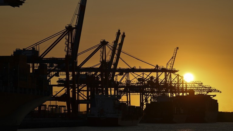 Theo FT, Washington đã cố tình ngăn chặn nỗ lực của Tập đoàn Gunvor có trụ sở tại Thụy Điển nhằm mua lại tài sản nước ngoài của công ty dầu mỏ lớn Lukoil của Nga. my.jpg