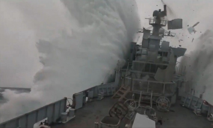 Sức mạnh khủng khiếp của vụ nổ đã hất tung các container vận chuyển trên tàu lên không trung, hất văng chúng qua mạn tàu khi nó rung lắc dữ dội do va chạm. va-1.jpg