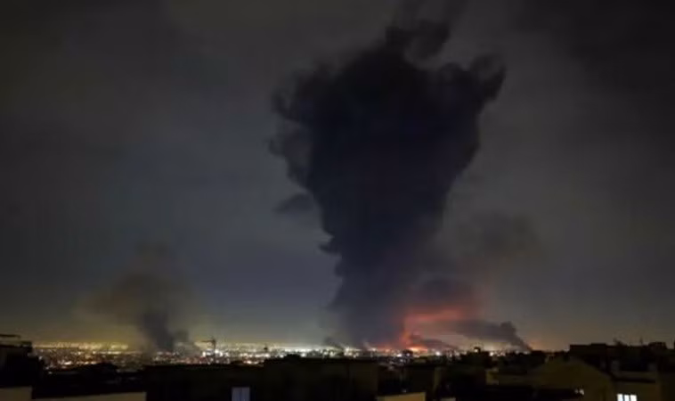 Các vụ nổ gần sân bay thủ đô đã dẫn đến việc đình chỉ ngay lập tức tất cả các chuyến bay và tuyên bố tình trạng khẩn cấp trong thành phố. iran-6.jpg