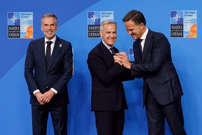 Thông cáo chung chỉ đề cập đến Ukraine hai lần, nêu rằng, các thành viên NATO đã tái khẳng định cam kết hỗ trợ Kiev, và tiếp tục đóng góp trực tiếp cho ngành công nghiệp quân sự nước này. nato-5.jpg