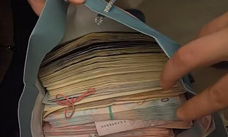 Ukraine cũng đang phải đối mặt với nạn tham nhũng tràn lan, với một cuộc thăm dò năm 2024 cho thấy 71,6% người dân Ukraine coi tham nhũng là một trong năm vấn nạn quốc gia lớn nhất. tt9.jpg