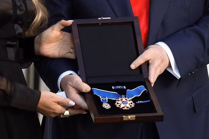 Ông được công nhận rộng rãi là người đã phổ biến chủ nghĩa bảo thủ trong giới trẻ Mỹ, và đóng vai trò quan trọng trong việc giúp ông Trump giành được nhiệm kỳ thứ hai trong cuộc bầu cử năm 2024. ong-trump-2.jpg