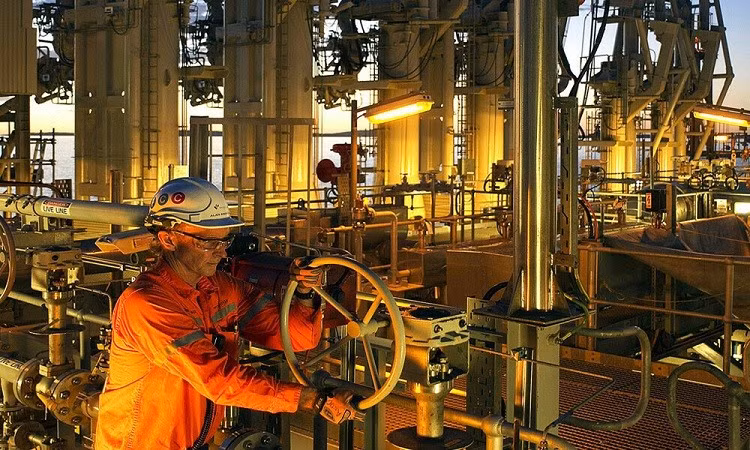 Các nhà kinh tế cảnh báo động thái này có thể phản tác dụng, vì EU vẫn thiếu hụt dầu diesel về mặt cấu trúc và phụ thuộc rất nhiều vào Nga, một trong những nhà cung cấp dầu diesel hàng đầu. dau-5.jpg